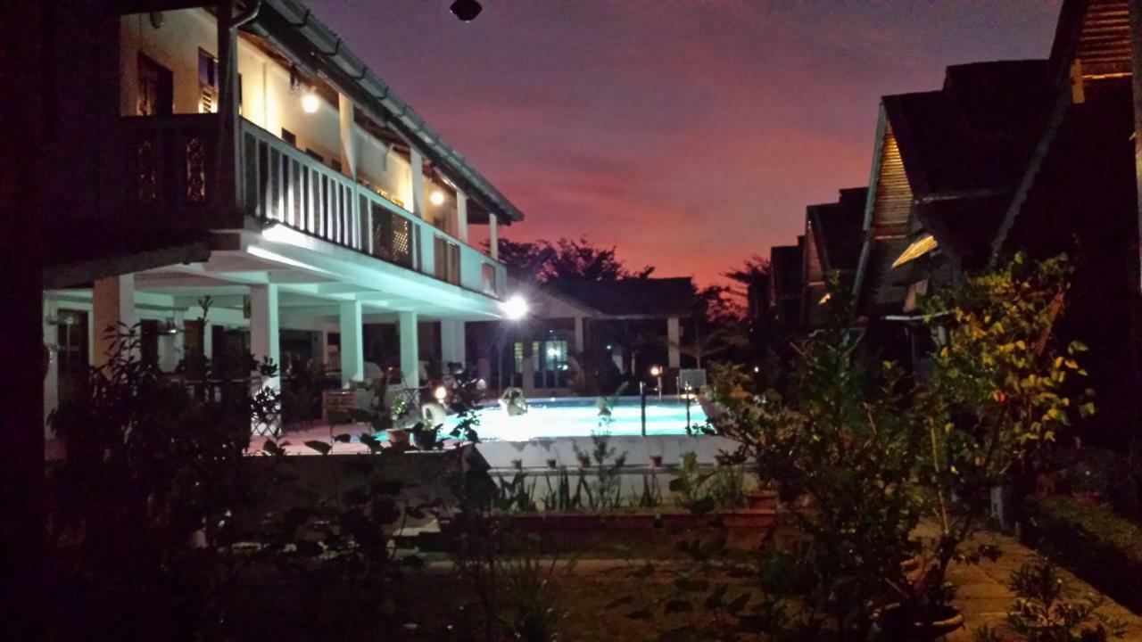 Tanabendang Banglos Pantai Cenang  Buitenkant foto